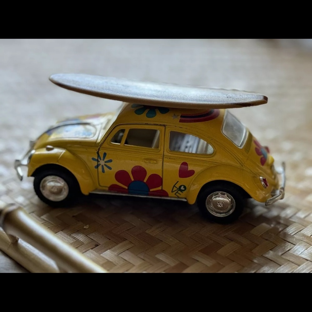 Kinsmart Volkswagen New Beetle Pull Back Car Yellow with Tropical Surfboard 1:32